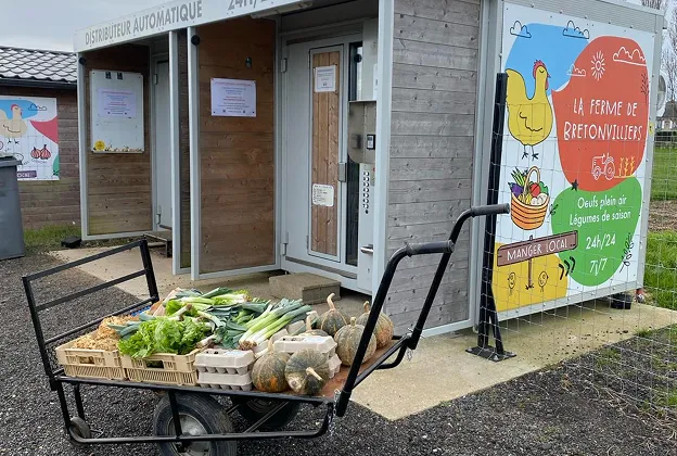 Un chariot rempli de légumes frais et d'œufs devant un distributeur automatique de ferme à Aunay-sous-Auneau près de Chartres en Eure-et-Loir 28